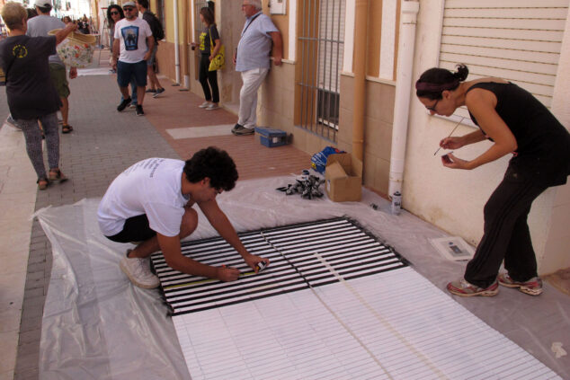 Els Poblets explota de arte en vivo con Persianes amb Art 2025: un recorrido por la consolidada tercera edición 48 persianes amb art 2025 en els poblets33