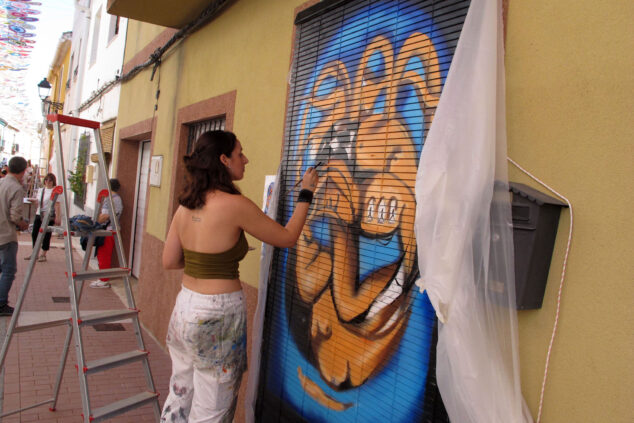 Els Poblets explota de arte en vivo con Persianes amb Art 2025: un recorrido por la consolidada tercera edición 49 persianes amb art 2025 en els poblets34