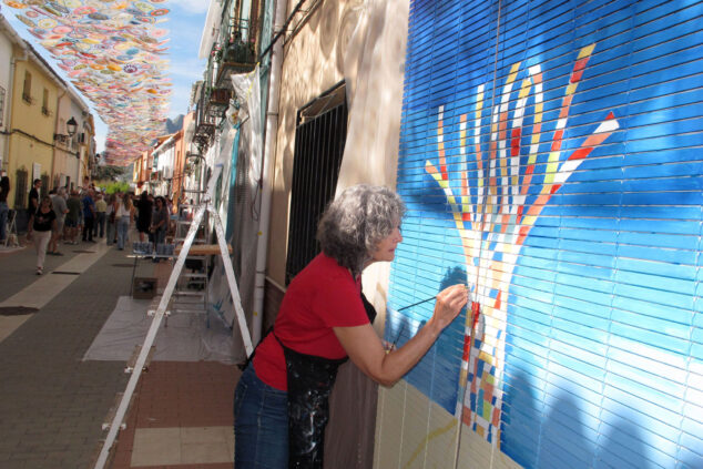 Els Poblets explota de arte en vivo con Persianes amb Art 2025: un recorrido por la consolidada tercera edición 63 persianes amb art 2025 en els poblets48