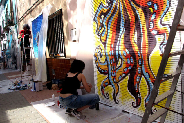 Els Poblets explota de arte en vivo con Persianes amb Art 2025: un recorrido por la consolidada tercera edición 72 persianes amb art 2025 en els poblets57