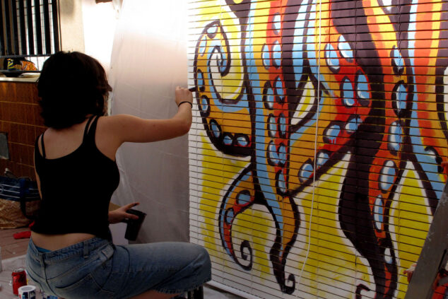 Els Poblets explota de arte en vivo con Persianes amb Art 2025: un recorrido por la consolidada tercera edición 73 persianes amb art 2025 en els poblets58