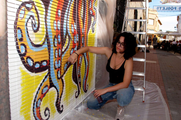 Els Poblets explota de arte en vivo con Persianes amb Art 2025: un recorrido por la consolidada tercera edición 74 persianes amb art 2025 en els poblets59