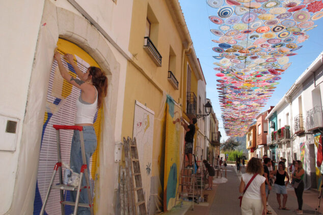 Els Poblets explota de arte en vivo con Persianes amb Art 2025: un recorrido por la consolidada tercera edición 4 persianes amb art 2025 en els poblets68