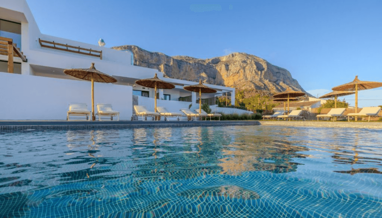 Piscina rodeada de calma y vegetación mediterránea