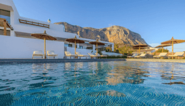 Piscina rodeada de calma y vegetación mediterránea