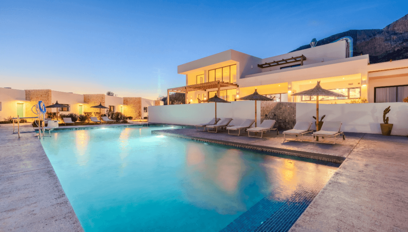 Piscina y exteriores de Mi Almazara Hotel