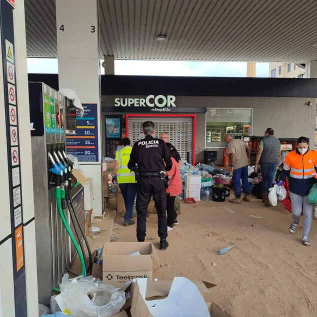 Imagen: Policía Local de Benissa en una gasolinera afectada por las inundaciones en València en 2024
