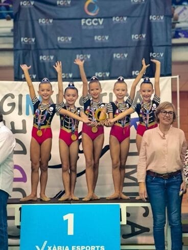 Equipo prebenjamín en el podio