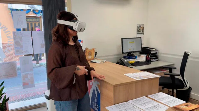Imagen: Prueba de las gafas de realidad virtual de la Muralla Roja en la Oficina de Turismo en el centro de Calp
