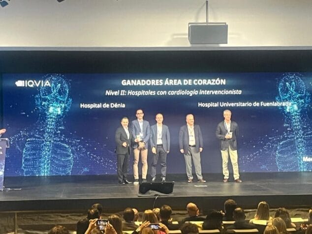 Imagen: Recogiendo el premio, el gerente del Departament de Salut de Dénia, Juan Puig Larrosa, el director médico, Alexandre García Escrivá y el jefe del Servicio de Cardiologia, Alfonso Valle Muñoz.