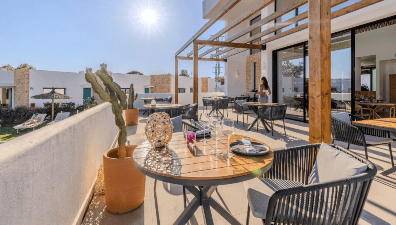 Restaurante con diseño que combina naturaleza y minimalismo