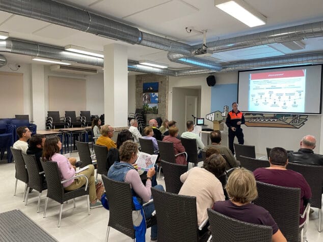 Imatge: Reunió sobre com actuar i on acudir davant d'una emergència a Benitatxell