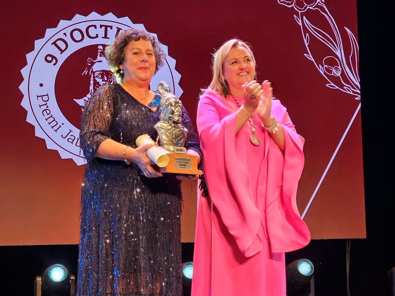 Rosario Donderis y Ana Sala en la entrega del Premio «Jaume Pastor i Fluixà-9 d’Octubre