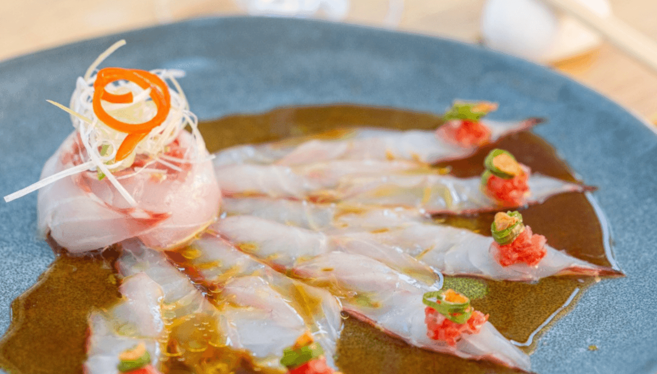 Sabores que fusionan Perú y Japón en un entorno mediterráneo