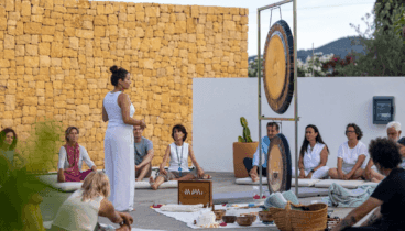 Sesiones de yoga al aire libre en contacto con la naturaleza
