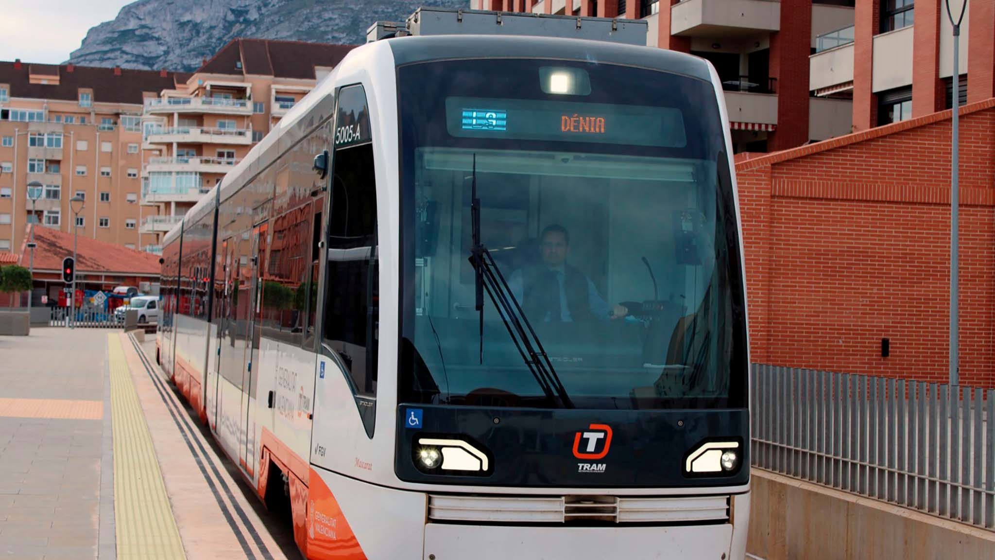 tram entrando en la estacion de denia