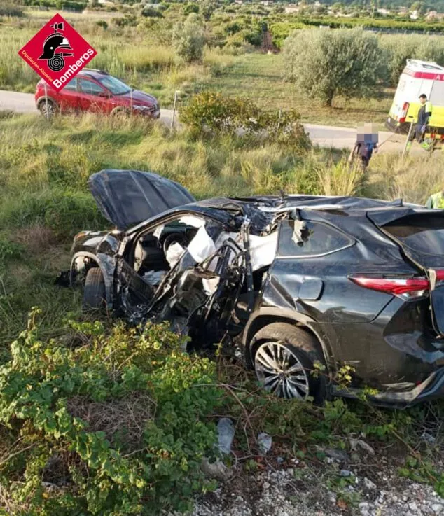 Un coche se sale de la AP-7 en Pedreguer y deja dos heridos, uno atrapado entre los restos 1 Imagen: Vehículo siniestrado