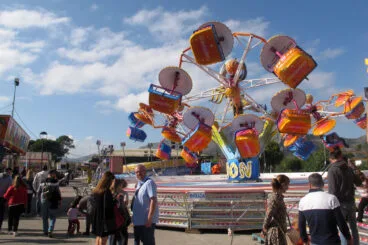 Visitantes a las feria de atracciones de Ondara