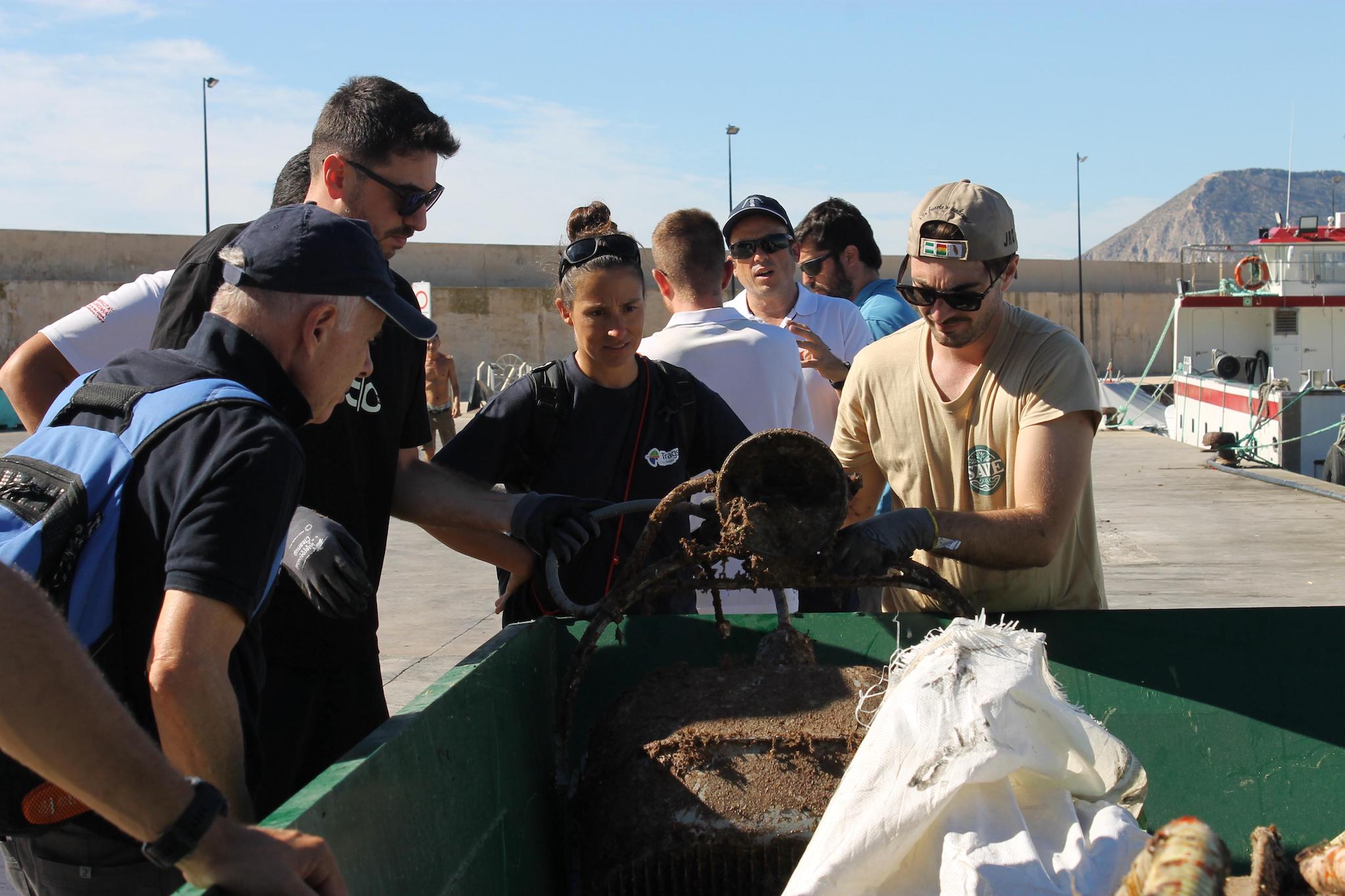 Éxito de las Jornadas SAVE en Calp: 27 expertos y 200 participantes en el debate global sobre sostenibilidad 2 voluntarios de las jornadas save retiran mas de 1 200 kg de residuos en calp
