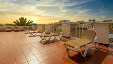 Zona solárium del Hostal Loreto para relajarse en Dénia