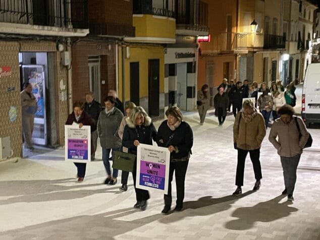 El Poble Nou de Benitatxell se vuelca en el 25N con un emotivo llamamiento contra la violencia machista 1 Imagen: Benitatxell realiza una marcha por el 25N
