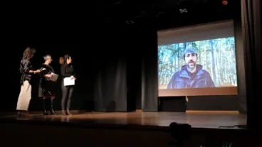 Abel Moreno agradeciendo al festival su Premio Ràfol d’Almúnia a la Mejor Dirección de Cinedanza