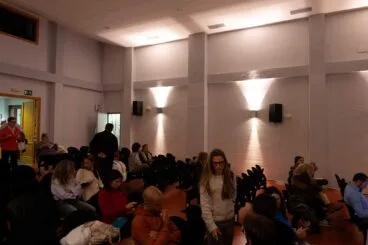 Acomodándose en el auditorio del Ayuntamiento de Ràfol d’Almunia