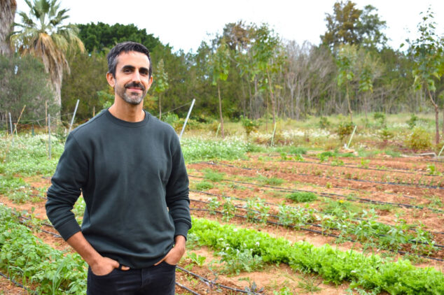 Imagen: Agustí Espí, técnico experto de la Xarxa Agrícola de la Marina Alta de CREAMA