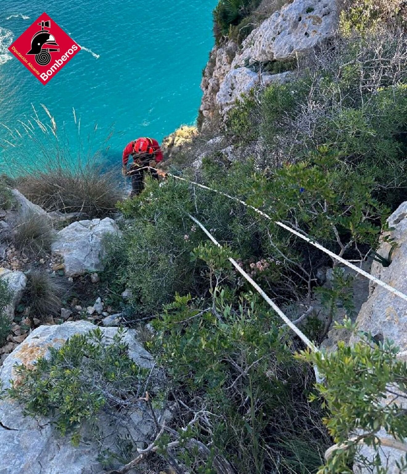 Bomberos rescata a una agente medioambiental en Moraira