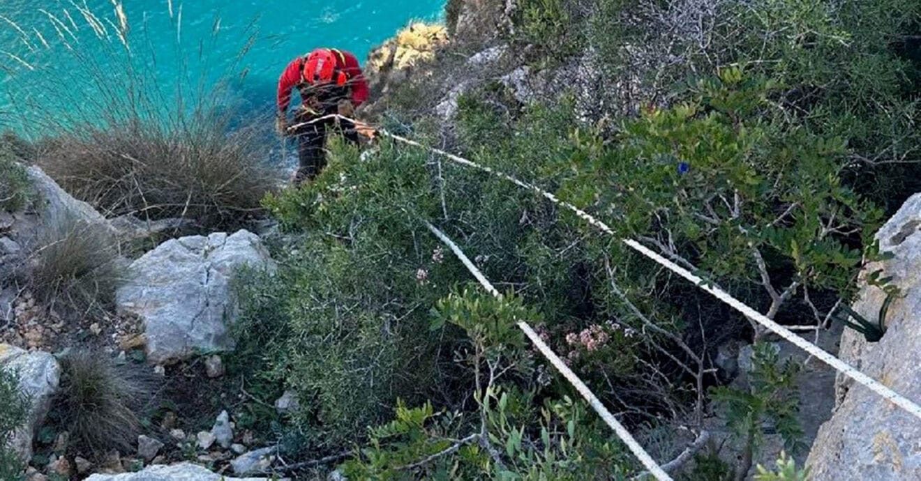 Bomberos rescata a una agente medioambiental en Moraira-
