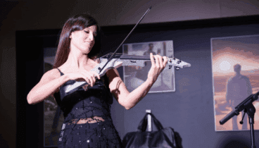 Clara Saval, violinista electrónica