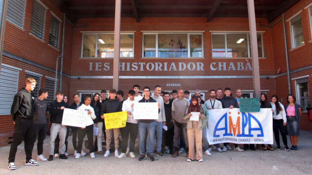 Imagen: Concentración contra los recortes al profesorado de FP en el IES Historiador Chabàs de Dénia