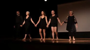 Danza-Rafel Arnal, voz, y los bailarines Moon Laudisio, Diana Femenia, Joan Bernat Pineda y Anna Perles