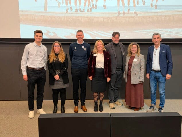 delegacion calpina en bruselas en el ag campus con el equipo ciclista soudal quick step
