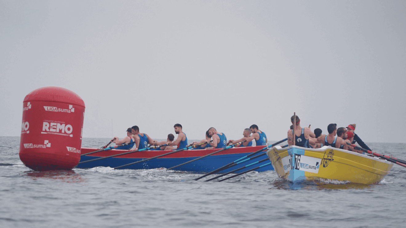Deportistas remando durante una prueba de la Liga Suma