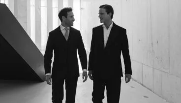 Edward Cuming y Juanma Costa dan el sí quiero en el Auditori Teulada Moraira – Revista Vogue