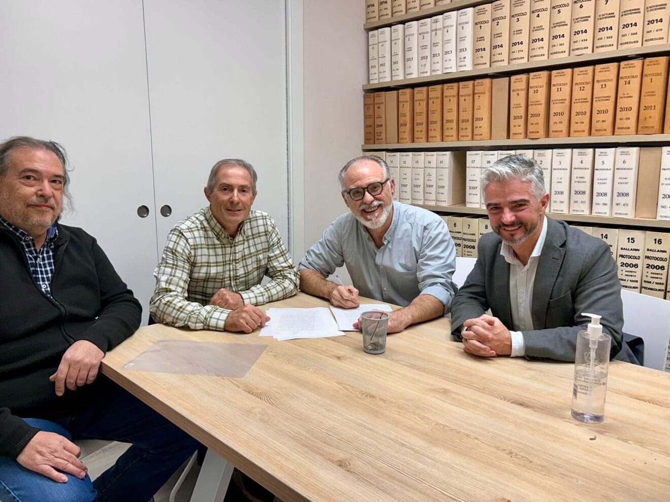 El alcalde Sergi Ferrús y José-Vicente Artigues, durante la firma de la cesión de las antiguas instalaciones de Mobles Artigues