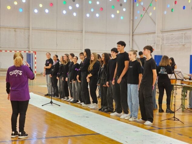 Imagen: El alumnado del IES Ifach interpreta temas reivindicativos durante el acto del 25-N en el Pabellón Ifach