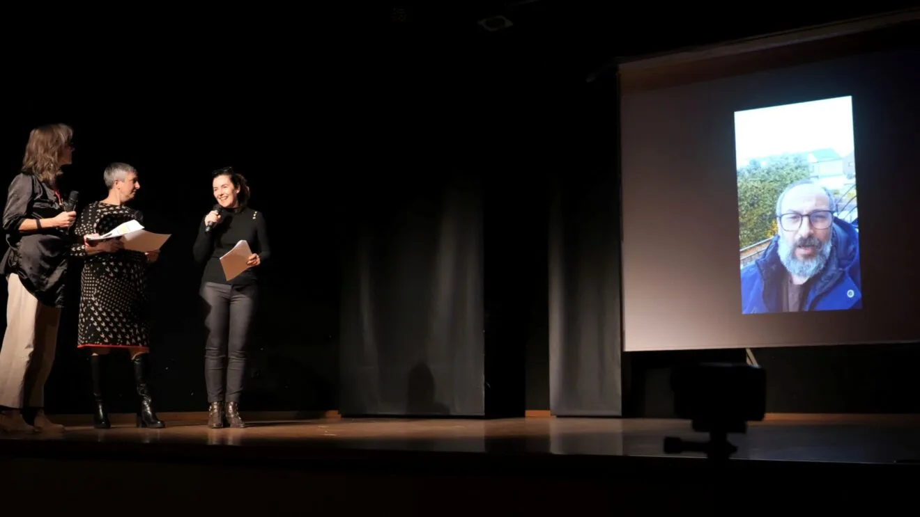 El distribuidor del corto 'A dying Tree', Serge Abiaad, agradeciendo el Premio Ràfol d'Almúnia al Mejor Corto de Cinedanza