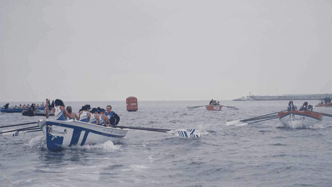 Embarcaciones en acción en una jornada de competición de la Liga Suma