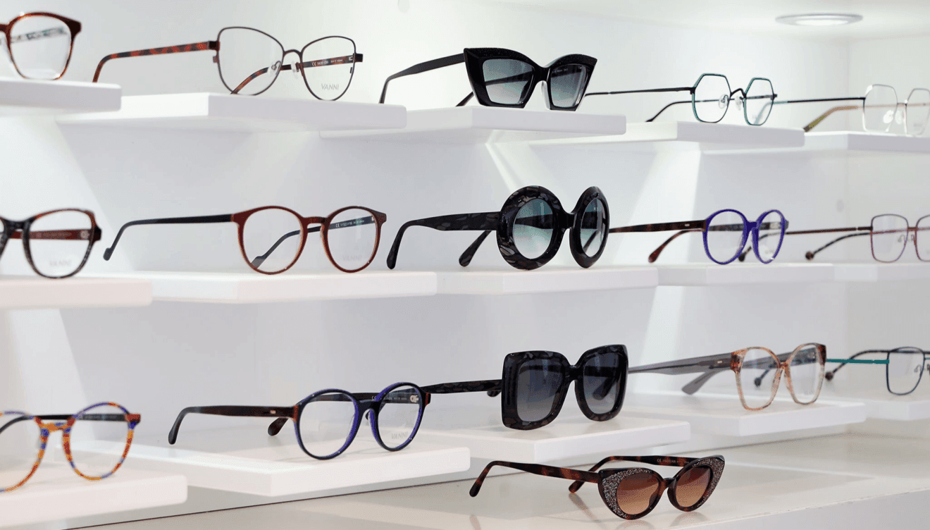 Encuentra tus gafas en tienda física o digital en Óptica Romany