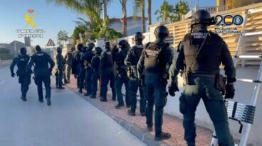 Siete detenidos por trata de seres humanos en Dénia y Els Poblets 7 entrada de los agentes en un domicilio donde operaba la red