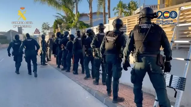 entrada de los agentes en un domicilio donde operaba la red