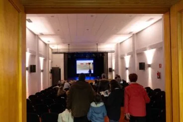 Entrando a la sala