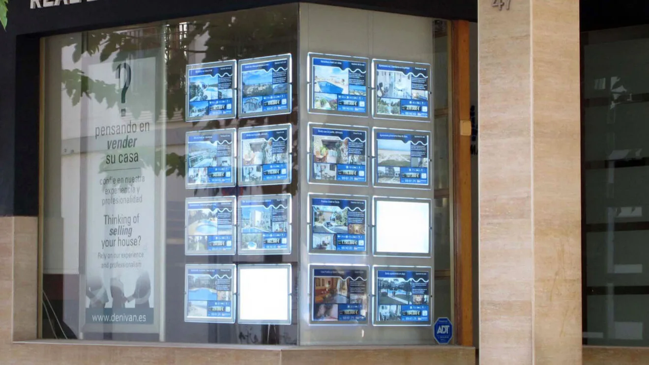 Escaparate de una inmobiliaria en la Marina Alta (archivo)