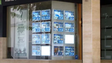 Escaparate de una inmobiliaria en la Marina Alta (archivo)