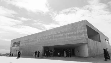 Escenario de boda en el Auditori Teulada Moraira con vistas al Mediterráneo – Revista Vogue