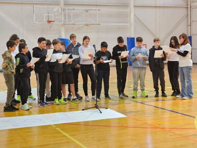Imagen: Estudiantes del IES Les Salines presentan su rap contra la violencia machista ante el público asistente