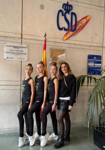 Gimnastas de Calpe con la entrenadora