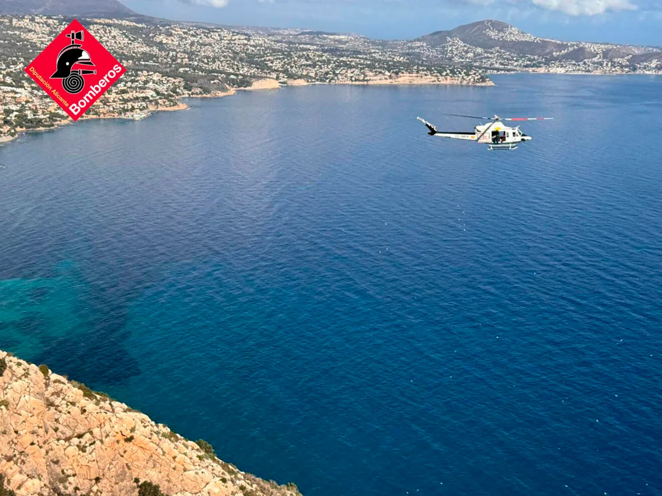 Helicóptero de rescate junto al Peñón de Ifach de Calp